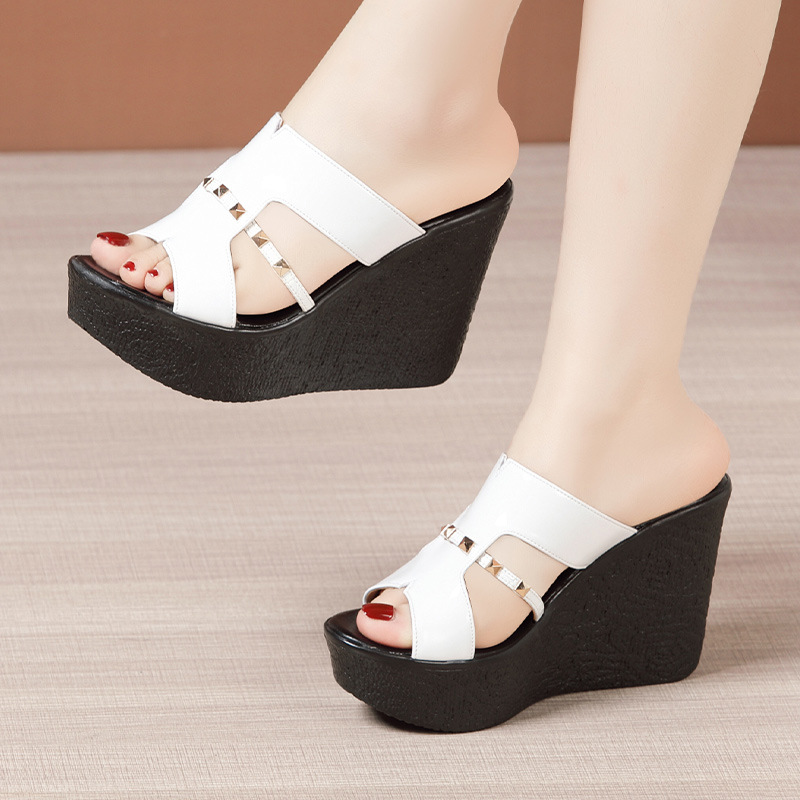 Wears outside platform patent leather slippers for women