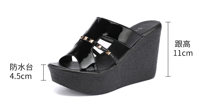 Wears outside platform patent leather slippers for women