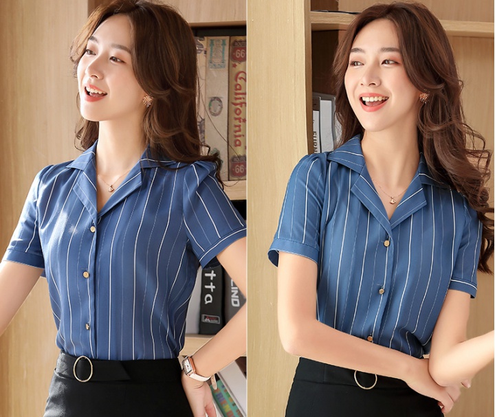 Profession bottoming shirt wears outside shirt for women