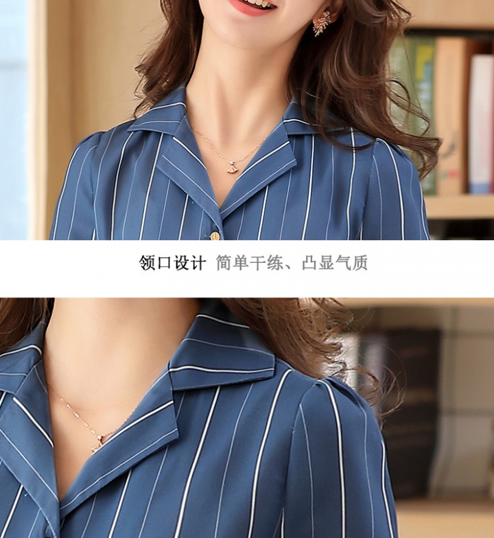 Profession bottoming shirt wears outside shirt for women