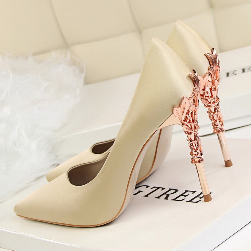 Elegant wedding shoes flowers high-heeled shoes