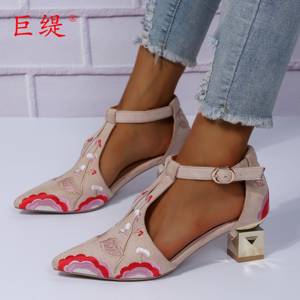 Large yard spring and summer pointed sandals