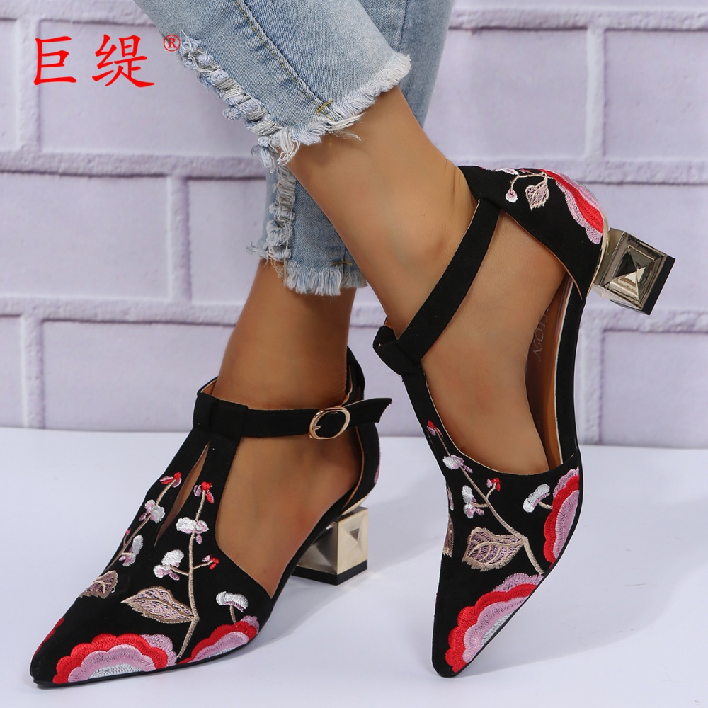 Large yard spring and summer pointed sandals