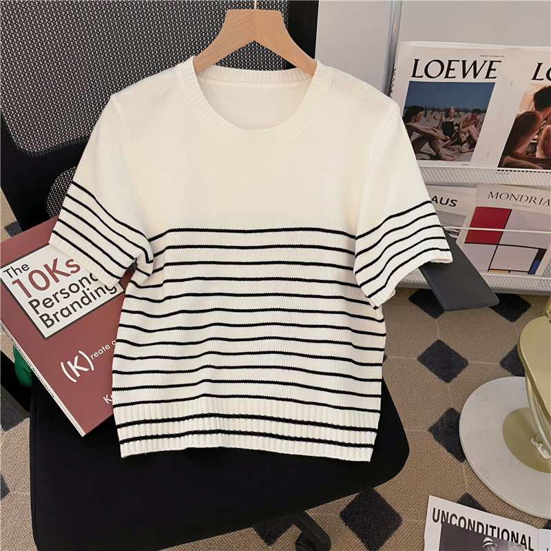 Knitted short sleeve black-white thin T-shirt for women
