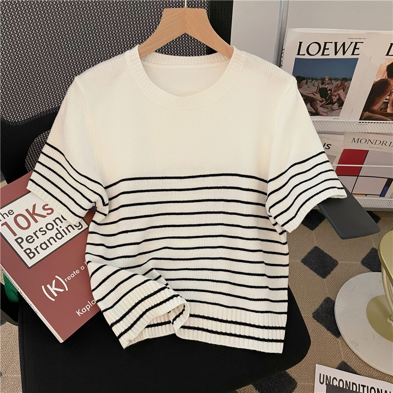 Knitted short sleeve black-white thin T-shirt for women