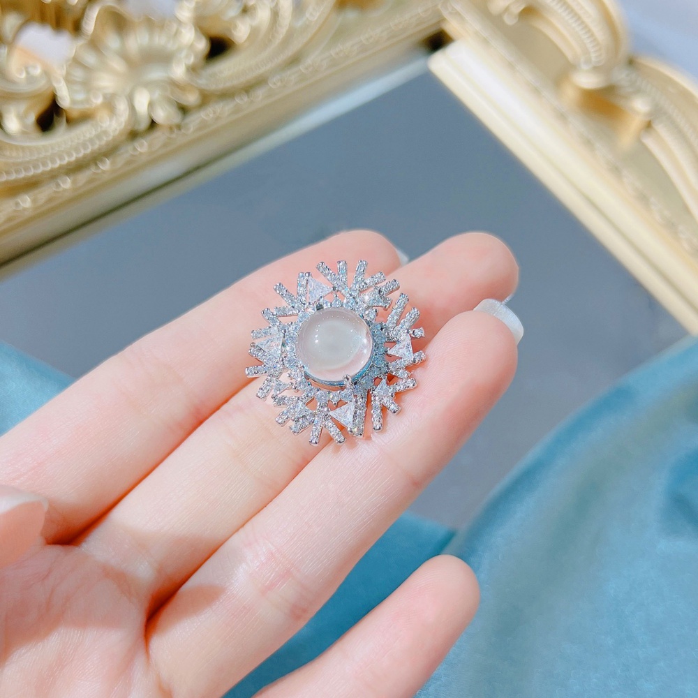 Opening creative light dazzle snowflake ring for women