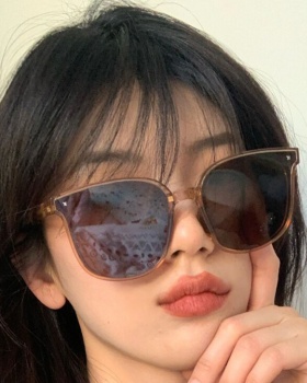 Modeling big face slim shade Sunglasses