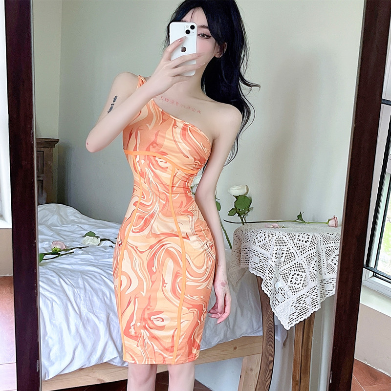Bright shoulder tight package hip dress