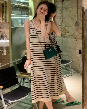 Knitted sleeveless split stripe dress