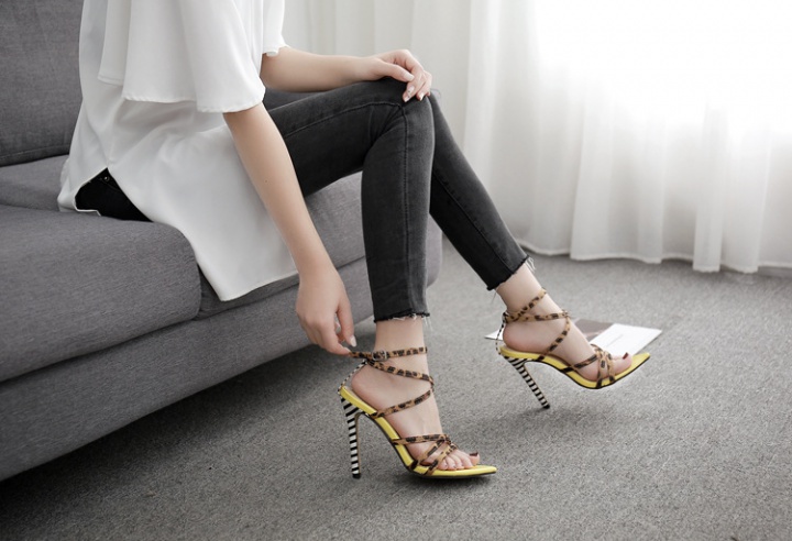 Pointed high-heeled fine band leopard sandals