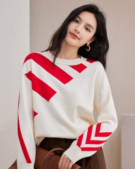 Stripe loose red sweater wears outside knitted tops