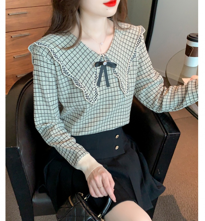 Fashion and elegant sweater bottoming shirt