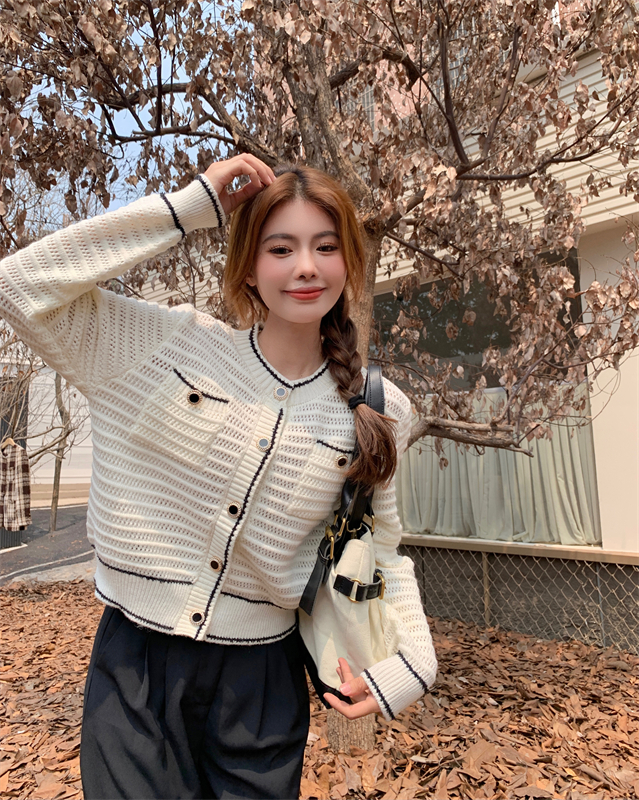Mixed colors loose knitted white bottoming shirt