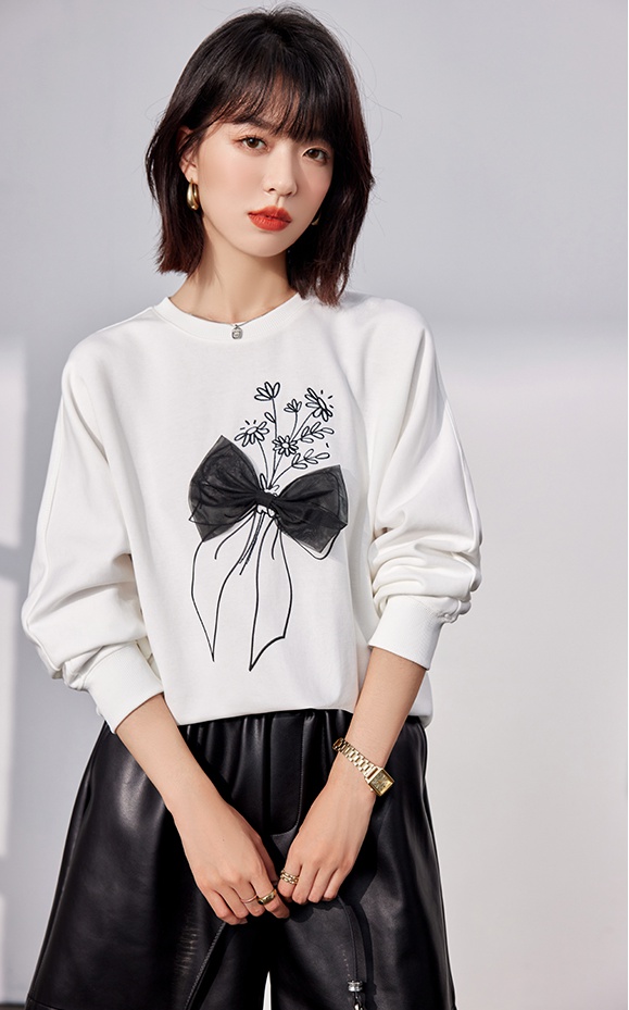 Embroidered flowers refinement hoodie round neck tops for women