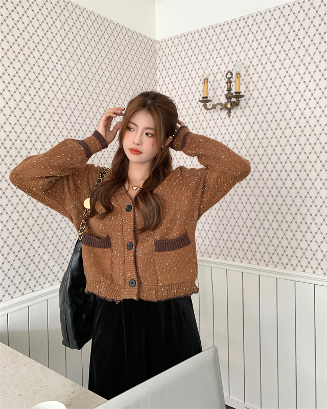 Brown V-neck cardigan autumn and winter sweater