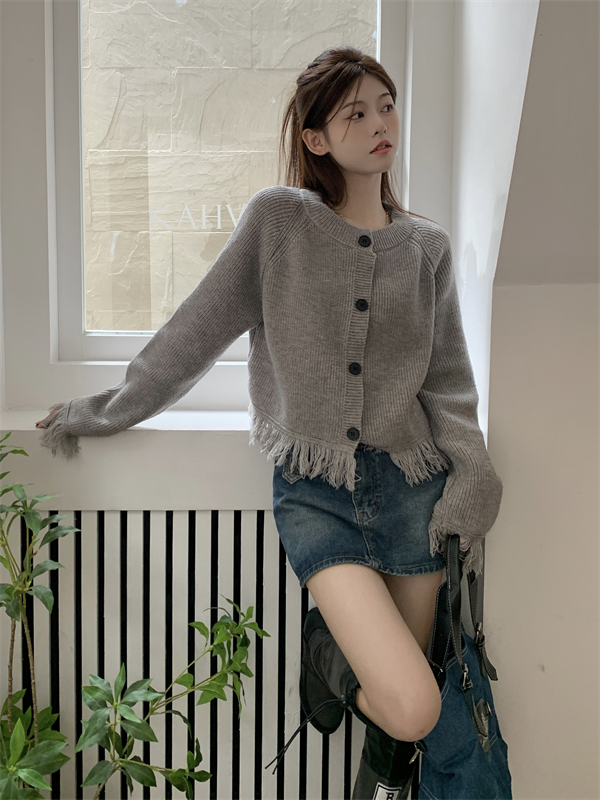 Autumn and winter round neck long sleeve tassels sweater