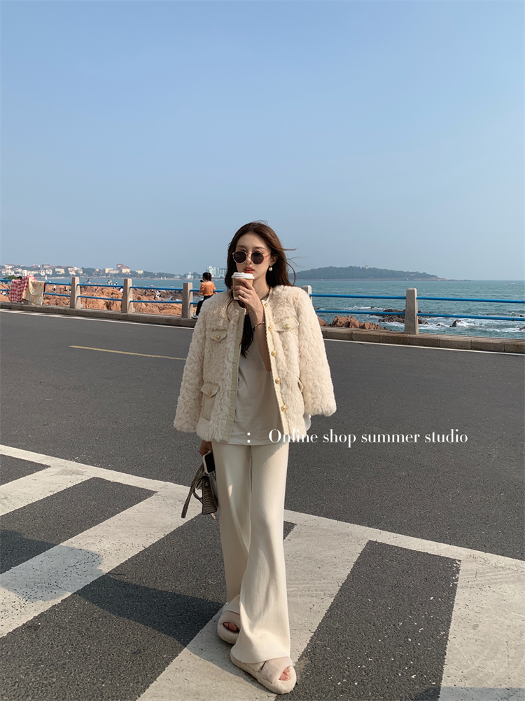 Autumn and winter white fur coat fashion and elegant tops