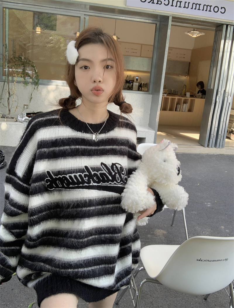 Knitted embroidery long sleeve retro round neck lazy sweater