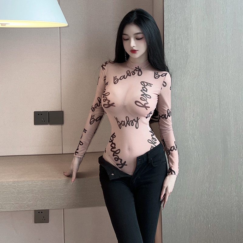 Gauze tight leotard letters nude color bottoming shirt