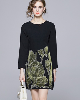 Black embroidery slim round neck long sleeve gold line dress