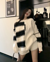 Splice retro knitted black-white mixed colors lazy sweater