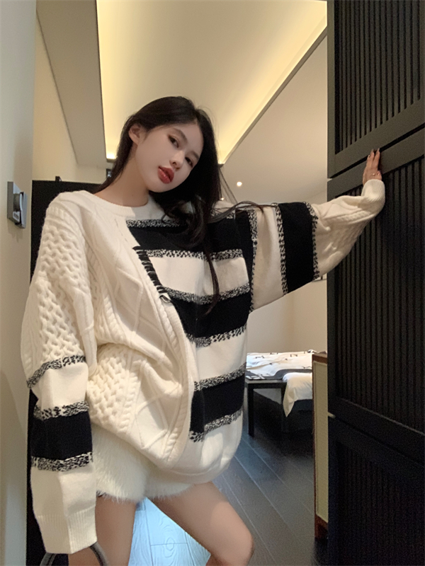 Splice retro knitted black-white mixed colors lazy sweater