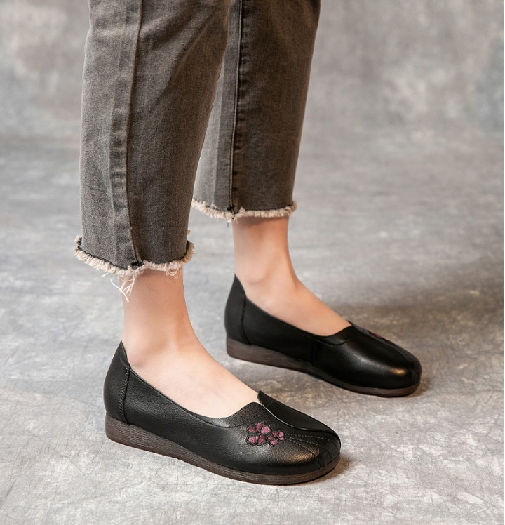 Embroidered spring soft soles low shoes