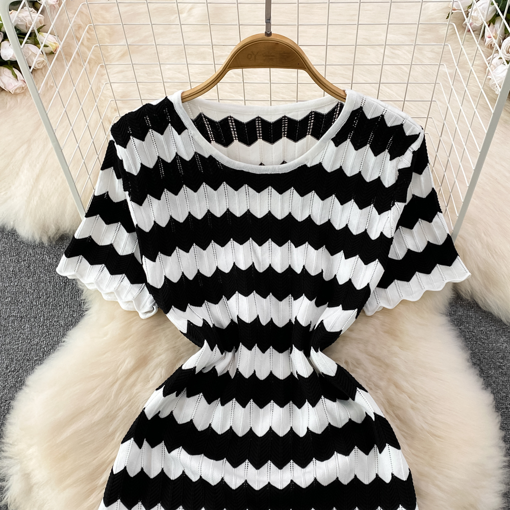 Short sleeve stripe round neck knitted straight dress