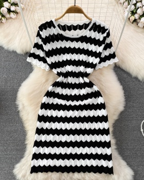 Short sleeve stripe round neck knitted straight dress