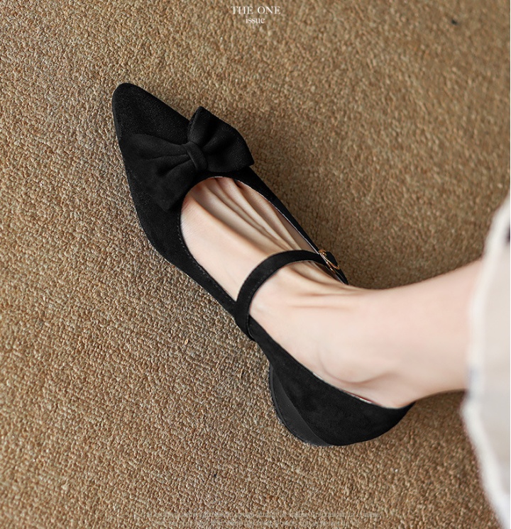 Pointed low large yard bow shoes
