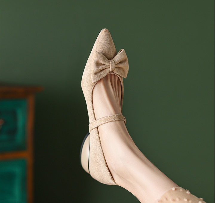 Pointed low large yard bow shoes