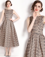 Pinched waist stereoscopic clipping sleeveless dress