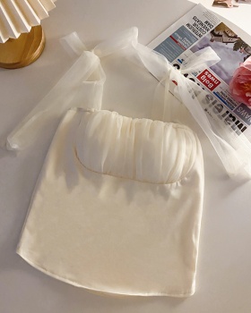 Gauze with chest pad wears outside slim vest for women