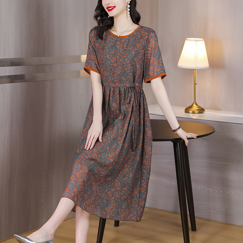Middle-aged Western style temperament dress