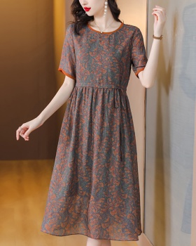 Middle-aged Western style temperament dress
