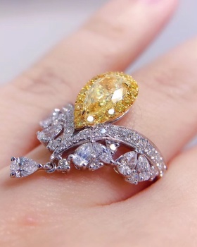 Imperial crown dazzle luxurious ring