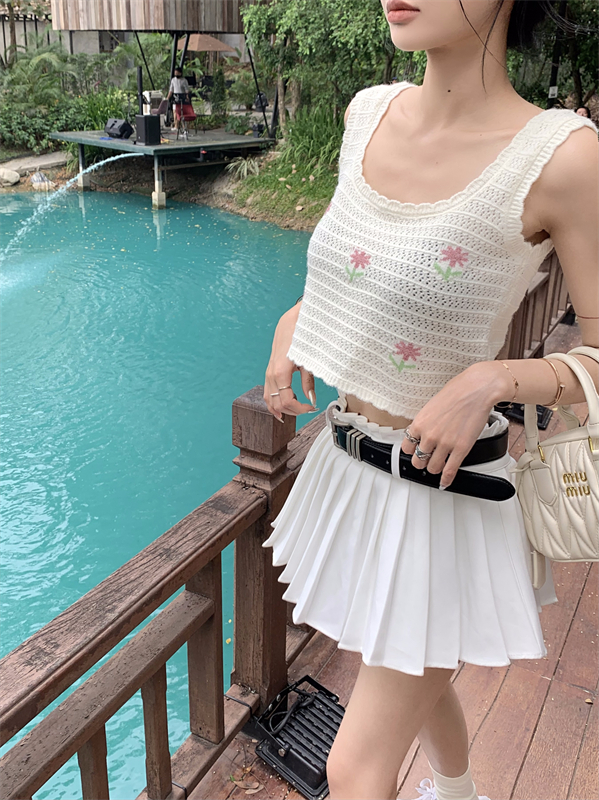 Wears outside small sling embroidered flowers tops