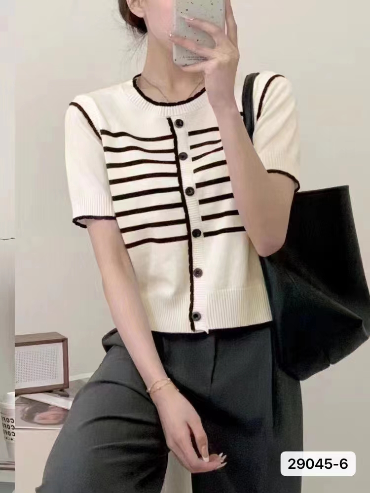 Knitted small shirt fashion and elegant tops for women