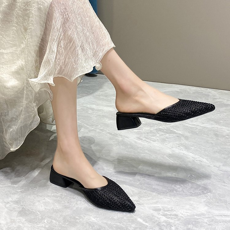 Summer pointed slippers