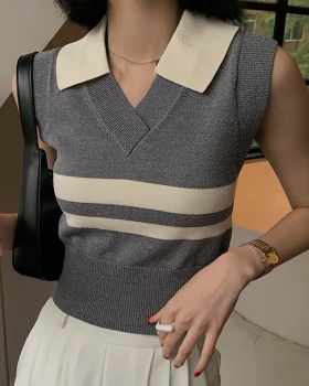 College style knitted gray short wears outside stripe vest