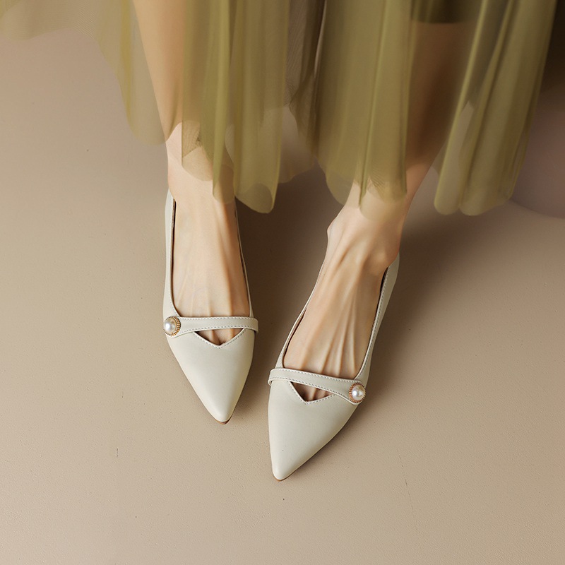 Pointed low leather shoes four seasons shoes