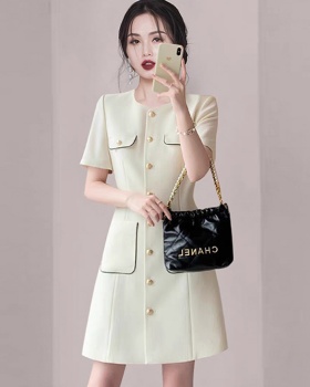 Short simple white fashion fashion and elegant dress
