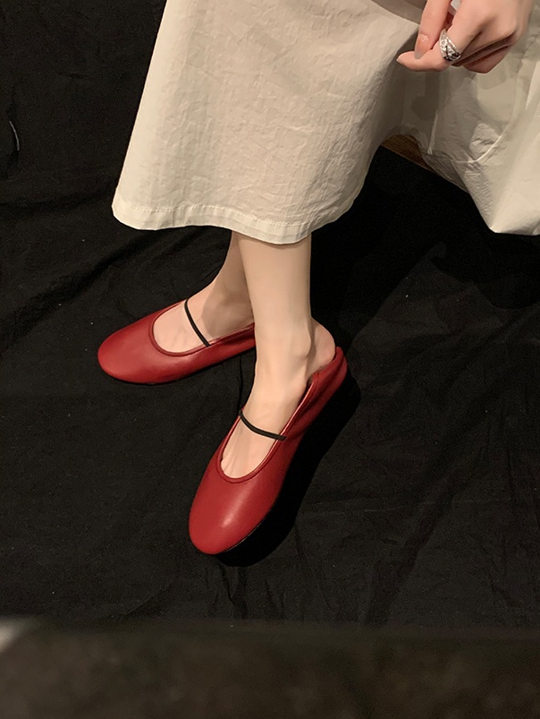 Flat low soft surface round shoes