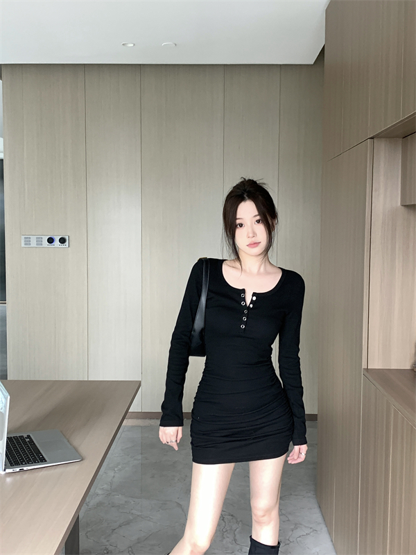 Long sleeve tight black clavicle V-neck shirring dress