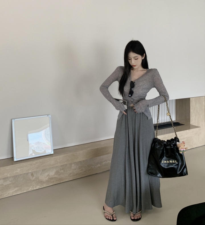 Sunscreen V-neck cardigan gray knitted skirt a set