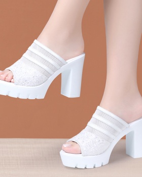 Gauze fashion platform wears outside slippers