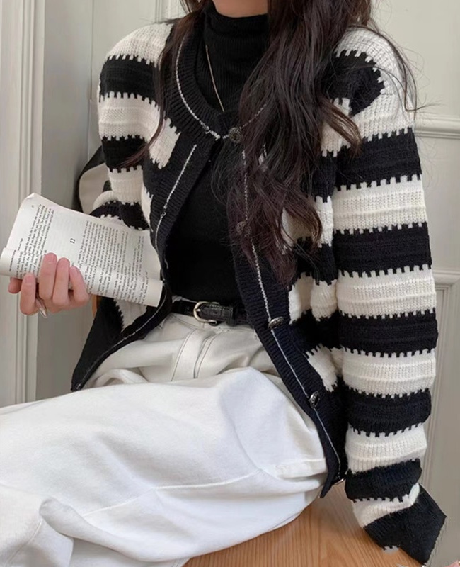 Fashion and elegant black-white coat niche cardigan for women