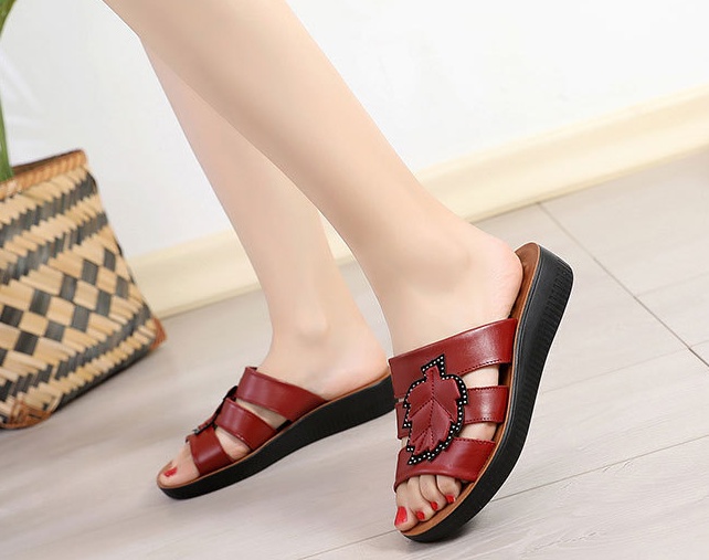 Middle-aged genuine leather elderly portable slippers