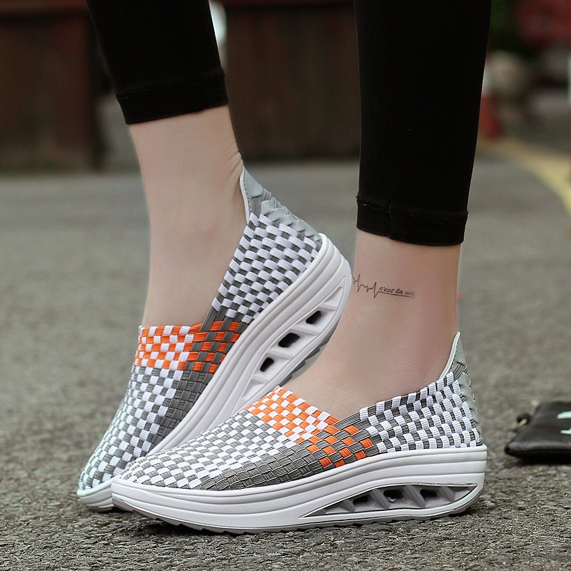 Thick crust shake shoes Sports shoes for women