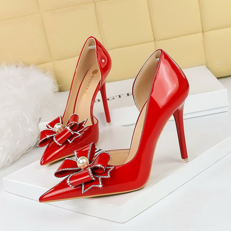 Low patent leather glossy bow European style hollow shoes